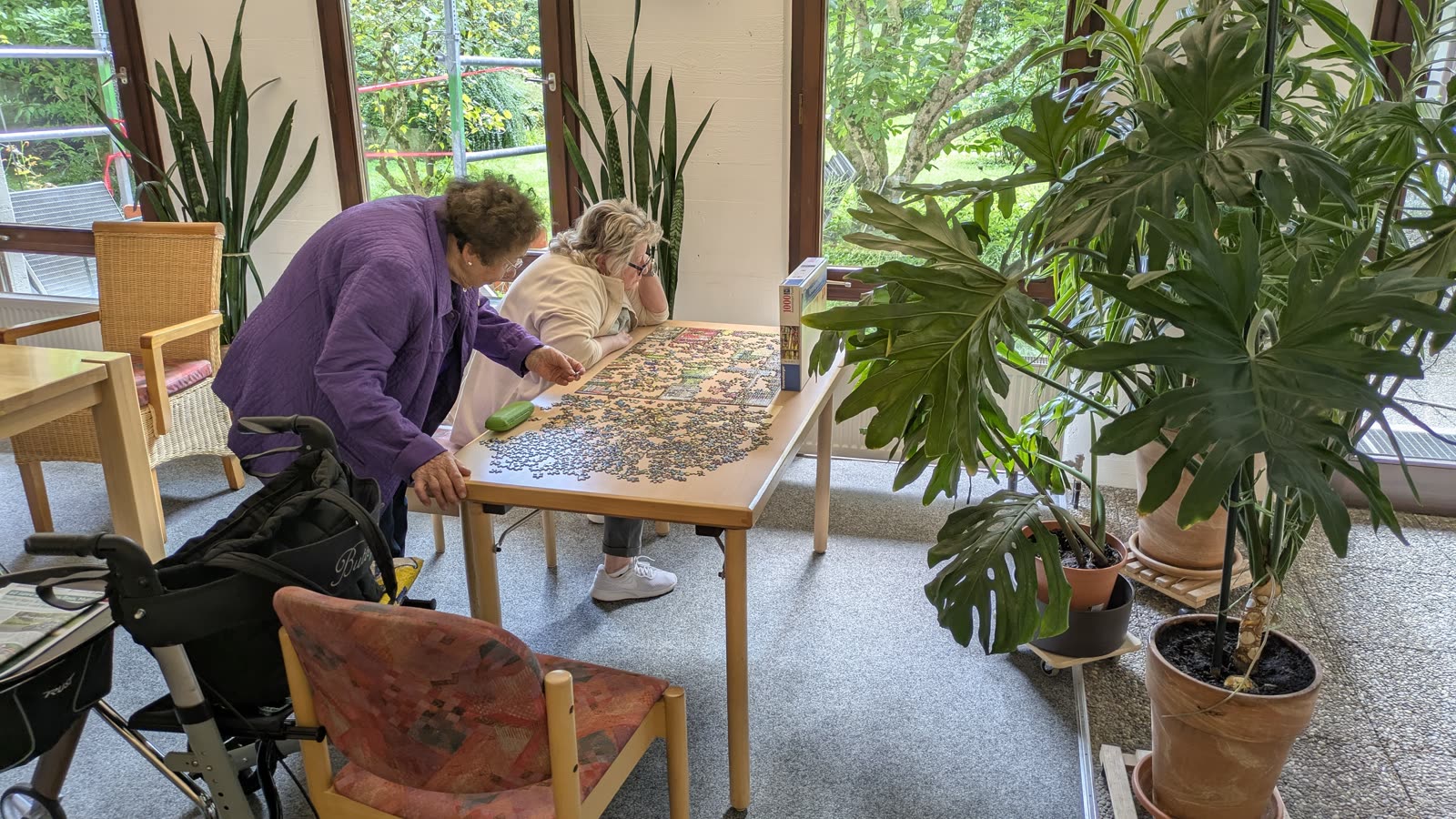 Gemeinsames Puzzeln im Foyer