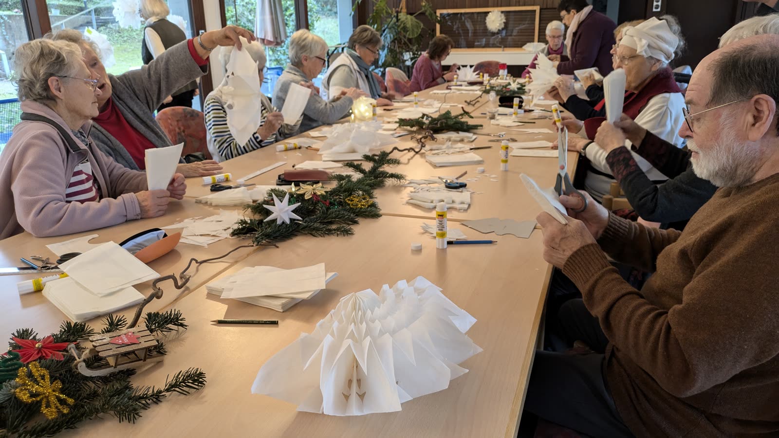 Adventsbasteln am großen Tisch