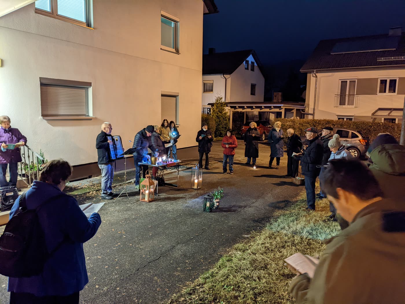 Adventsliedersingen mit Laternen im Freien