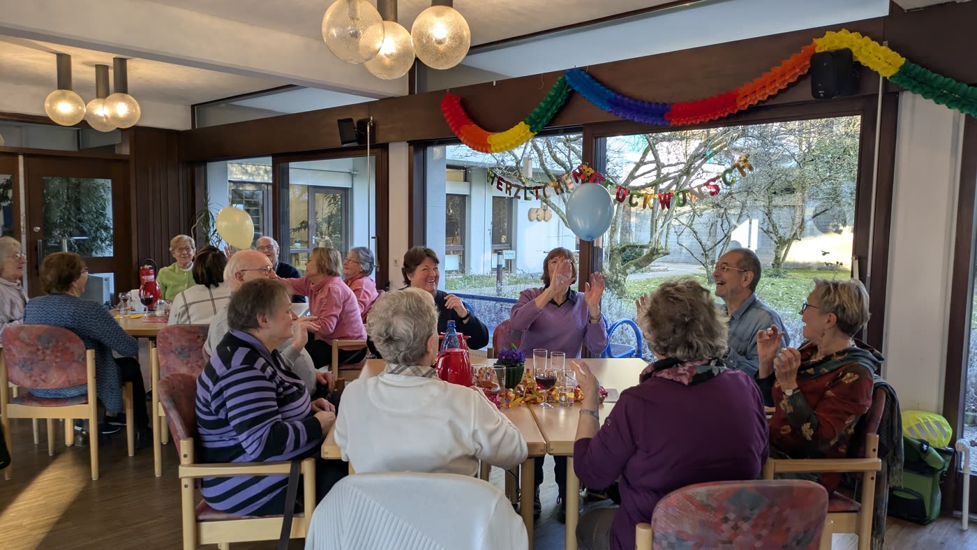 Faschingsnachmittag im geschmückten Saal