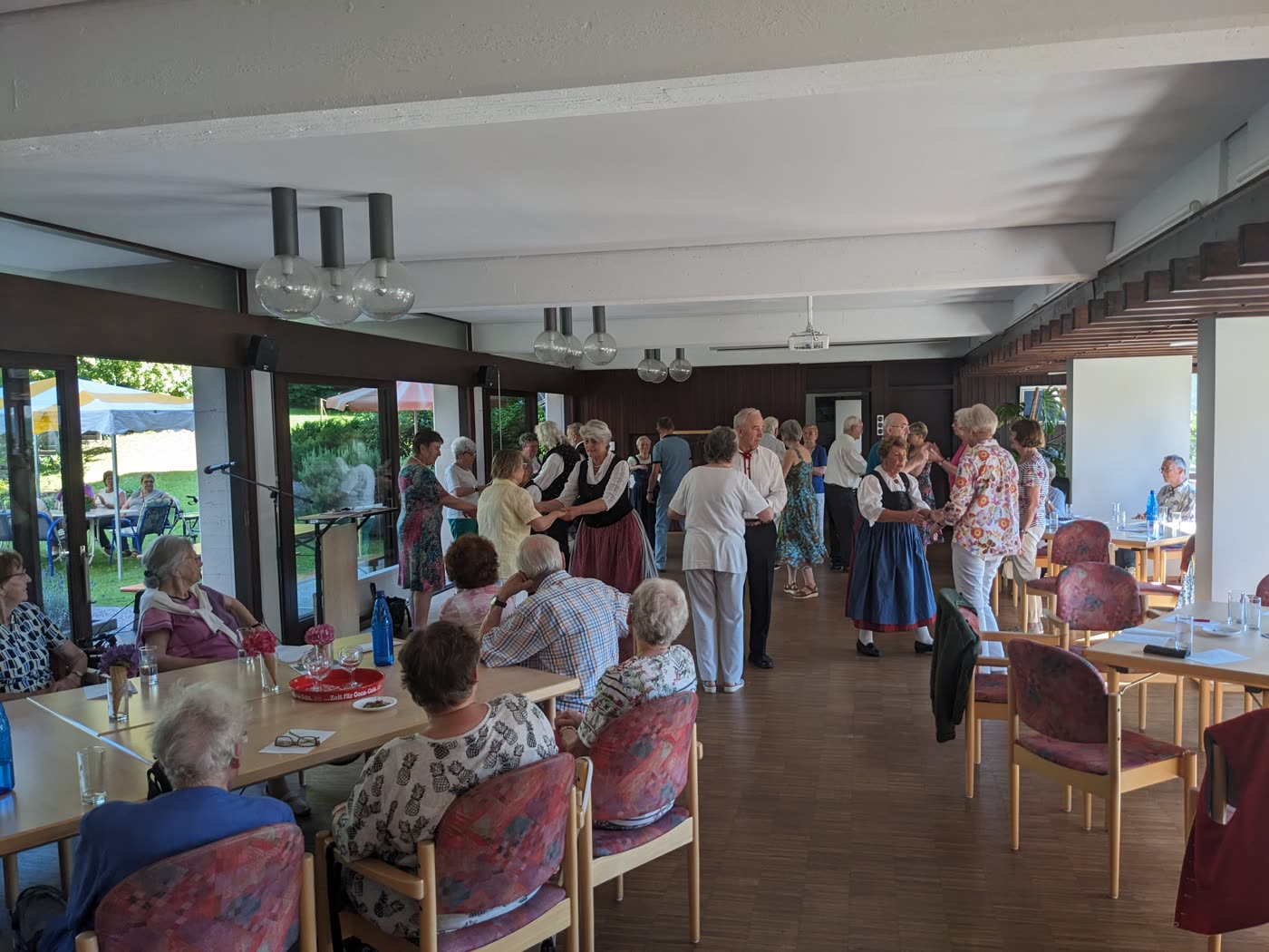 Musik und Tanz beim Treffpunkt Weststadtsenioren im Saal
